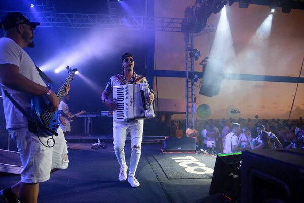 salvador, bahia, brazil - 27 февраля 2022: группа Fooro do Tico выступает на карнавальной вечеринке в городе Сальвадор.