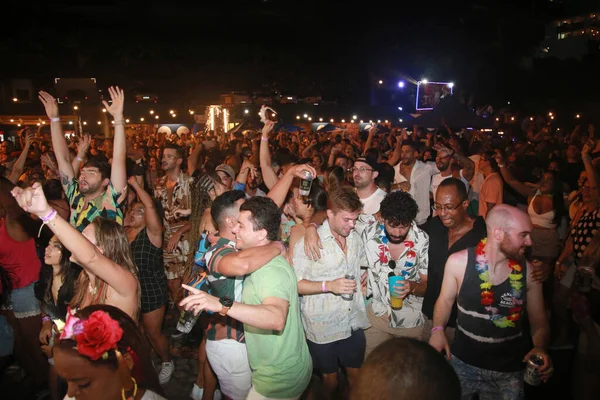 Salvador, Bahia, Brezilya - 27 Şubat 2022: Salvador 'daki karnaval partisinde eğlenen insanlar.