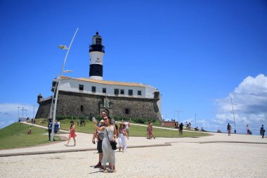 Salvador, Bahia, Brezilya - 28 Şubat 2022: Salvador 'da Farol da Barra olarak bilinen Santo Antonio Kalesi boyunca yürüyen kişi.