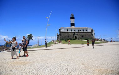 Salvador, Bahia, Brezilya - 28 Şubat 2022: Salvador 'da Farol da Barra olarak bilinen Santo Antonio Kalesi boyunca yürüyen kişi.