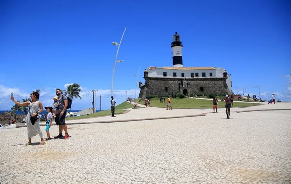 Salvador, Bahia, Brezilya - 28 Şubat 2022: Salvador 'da Farol da Barra olarak bilinen Santo Antonio Kalesi boyunca yürüyen kişi.