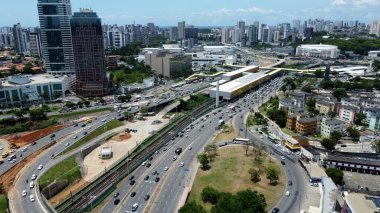 Salvador, Bahia, Brezilya - 26 Kasım 2021: Salvador şehrindeki Iguatemi bölgesindeki trafik güzergahlarının hava görüntüsü.