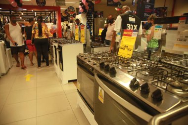 Salvador, Bahia, Brezilya - 26 Kasım 2021: Salvador şehrindeki bir süpermarketin malzeme bölümünde müşteriler.