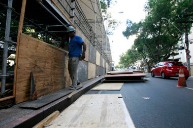 Salvador, Bahia, Brezilya - 11 Şubat 2015: Salvador kentindeki karnaval için bir kulübe inşaatında çalışan bir işçi.