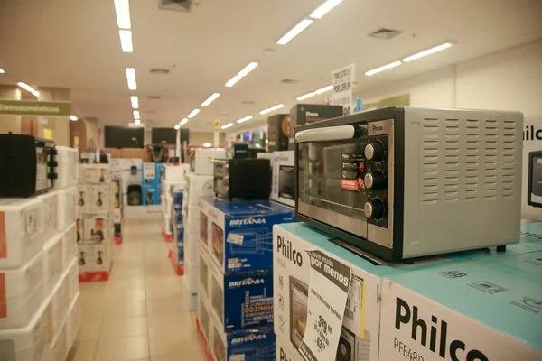 ブラジルのバイーア州サラドール 2021年11月26日 サルバドール市のスーパーマーケットの家電部門で見られる顧客 — ストック写真