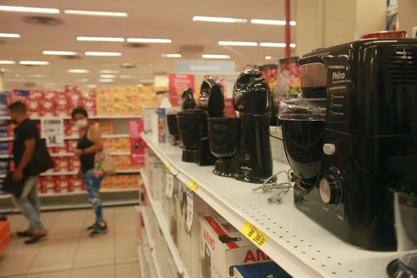 Salvador Bahia Brazil Listopada 2021 Klienci Widziani Dziale Urządzeń Supermarketu — Zdjęcie stockowe