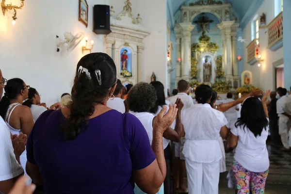2015年8月10日 圣拉扎罗的信徒参加了在萨尔瓦多市Federacao社区教堂举行的纪念圣徒的庆祝活动 — 图库照片