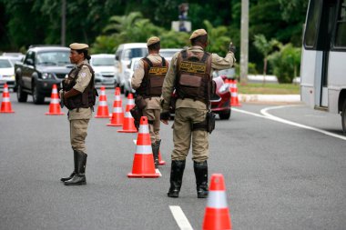 Salvador, Bahia, Brezilya - 12 Şubat 2015: Askeri Polis Salvador şehrindeki araç ve sürücü belgelerini inceledi.