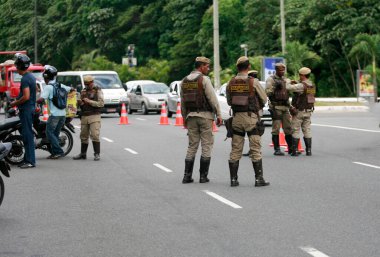 Salvador, Bahia, Brezilya - 12 Şubat 2015: Askeri Polis Salvador şehrindeki araç ve sürücü belgelerini inceledi.