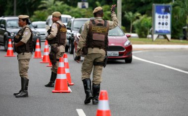 Salvador, Bahia, Brezilya - 12 Şubat 2015: Askeri Polis Salvador şehrindeki araç ve sürücü belgelerini inceledi.