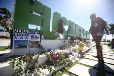 Salvador, Bahia, Brezilya - 28 Ağustos 2017: İnsanlar Baia de Todos os Santos 'tan geçerken Cavalo Marinho adlı gemi enkazının kurbanlarının anıtını inceliyor.