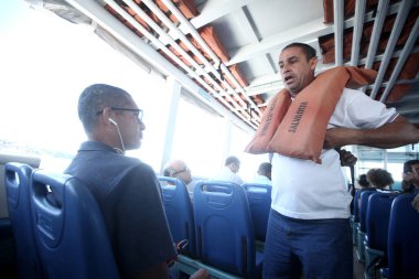 Salvador, Bahia, Brezilya - 28 Ağustos 2017: Mar Grande 'den Salvador' a Baia de Todos os Santos üzerinden insanları taşımak için sürat teknesi.