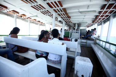 Salvador, Bahia, Brezilya - 28 Ağustos 2017: Mar Grande 'den Salvador' a Baia de Todos os Santos üzerinden insanları taşımak için sürat teknesi.