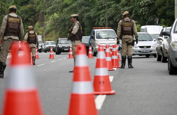 2015年2月12日 ブラジル軍警察がサルバドール市内の車両と運転手の文書を調査 — ストック写真