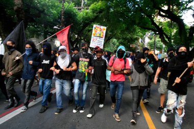 Salvador, Bahia, Brezilya - 13 Haziran 2014: Salvador şehrinde düzenlenen protestoda Fifa Dünya Kupası 'na karşı maskeli protestocular grubu. 