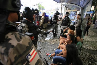 Salvador, Bahia, Brezilya - 13 Haziran 2014: Polis, Salvador kentinde düzenlenen bir protestoda FIFA Dünya Kupası 'na karşı bir grup protestocuyu tutukladı. 
