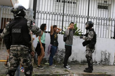 Salvador, Bahia, Brezilya - 13 Haziran 2014: Polis, Salvador kentinde düzenlenen bir protestoda FIFA Dünya Kupası 'na karşı bir grup protestocuyu tutukladı. 