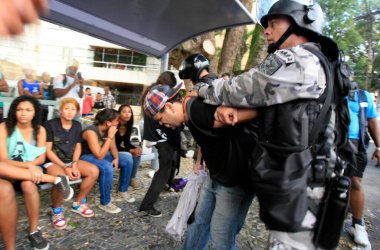 Salvador, Bahia, Brezilya - 13 Haziran 2014: Polis, Salvador kentinde düzenlenen bir protestoda FIFA Dünya Kupası 'na karşı bir grup protestocuyu tutukladı. 