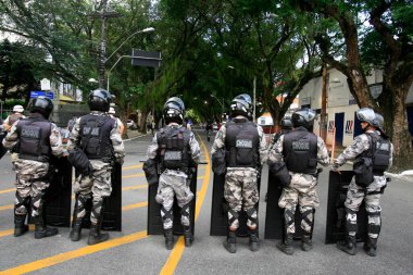 Salvador, Bahia, Brezilya - 13 Haziran 2014: Polis, Salvador kentinde düzenlenen bir protestoda FIFA Dünya Kupası 'na karşı bir grup protestocuyu tutukladı. 