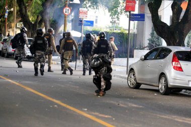 Salvador, Bahia, Brezilya - 13 Haziran 2014: Polis, Salvador kentinde düzenlenen bir protestoda FIFA Dünya Kupası 'na karşı bir grup protestocuyu tutukladı. 
