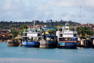 İtalya, Bahia, Brezilya - 3 Kasım 2014: Saints Körfezi 'ni geçerken kullanılan feribot Itaparica adasındaki Bom Despacho terminalinde görüldü..