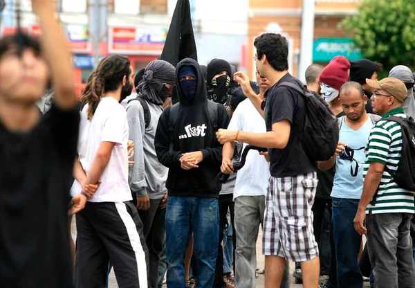 ブラジルのバヒア州サラドール2014年6月13日 サラドール市での抗議集会での5回目のワールドカップに対するマスク抗議者のグループ — ストック写真