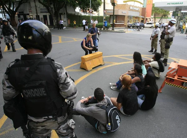 Salvador Bahia Brasil Junio 2014 Policía Detiene Grupo Manifestantes Contra —  Fotos de Stock