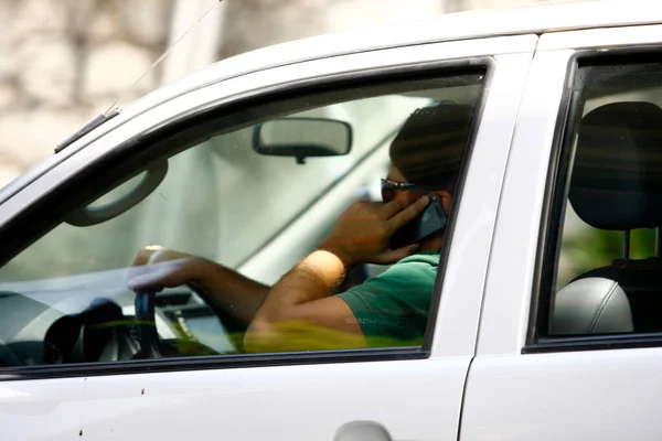 Salvador Bahia Brazil Setembro 2014 Kierowca Korzystający Telefonu Komórkowego Podczas — Zdjęcie stockowe