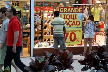Salvador, Bahia, Brezilya - 7 Mart 2014: Salvador şehrindeki satış döneminde müşteriler bir alışveriş merkezinin önünde yürüyorlar