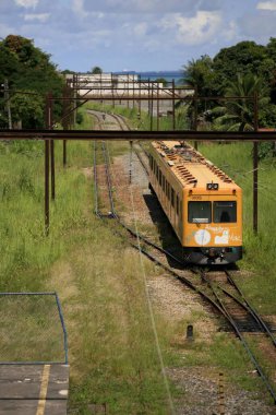 Salvador, Bahia, Brezilya - 17 Nisan 2014: Salvador 'daki banliyö trenini kullanan yolcular.