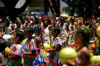 Salvador, Bahia, Brezilya - 3 Mart 2014: Salvador şehrindeki karnaval sırasında Dida grubu üyeleri görüldü.