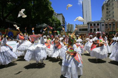 Salvador, Bahia, Brezilya - 3 Mart 2014: Salvador şehrindeki karnaval sırasında Dida grubu üyeleri görüldü.