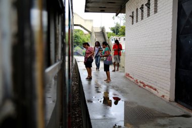 Salvador, Bahia, Brezilya - 3 Nisan 2015: Salvador şehrinde banliyö trenini kullanan insanlar.