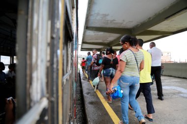Salvador, Bahia, Brezilya - 3 Nisan 2015: Salvador şehrinde banliyö trenini kullanan insanlar.