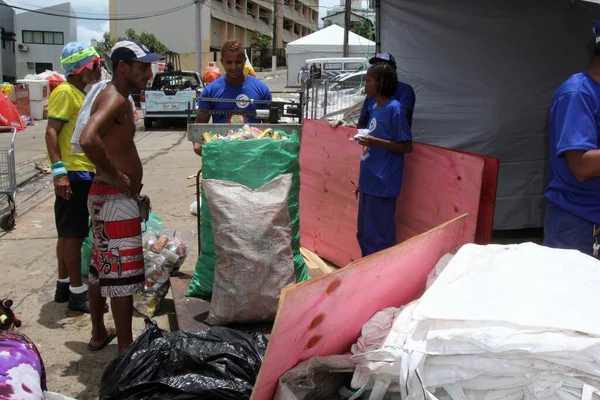 2014年3月3日ブラジル バイーア州サルバドル サルバドール市でのカーニバル期間中のリサイクルのための材料の収集に取り組んでいる人々 — ストック写真