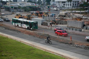 Salvador, Bahia, Brezilya - 28 Ocak 2022: Salvador 'daki Itaigara Mahallesi' ndeki BRT sistem uygulamasının görüntüsü.