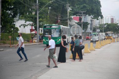 Salvador, Bahia, Brezilya - 28 Ocak 2022: BRT sistem uygulaması yakınlarındaki Itaigara Mahallesi 'nde karşıdan karşıya geçmeye çalışan insanlar Salvador şehrinde çalışıyor..