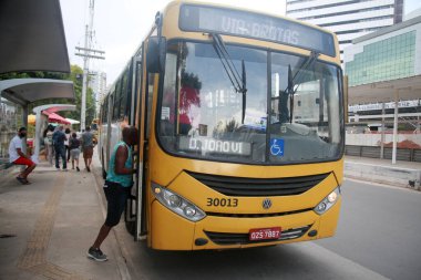 Salvador, Bahia, Brezilya - 28 Ocak 2022: BRT sistem uygulaması yakınlarındaki Itaigara mahallesindeki otobüs durağı Salvador şehrinde çalışır..