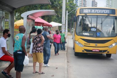 Salvador, Bahia, Brezilya - 28 Ocak 2022: BRT sistem uygulaması yakınlarındaki Itaigara mahallesindeki otobüs durağı Salvador şehrinde çalışır..