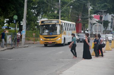 Salvador, Bahia, Brezilya - 28 Ocak 2022: BRT sistem uygulaması yakınlarındaki Itaigara mahallesindeki otobüs durağı Salvador şehrinde çalışır..