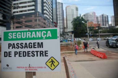 Salvador, Bahia, Brezilya - 28 Ocak 2022: Salvador 'daki Itaigara Mahallesi' ndeki BRT sistem uygulamasının görüntüsü.