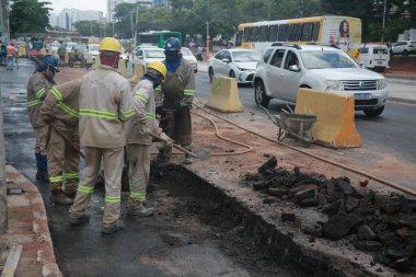 Salvador, Bahia, Brezilya - 28 Ocak 2022: Salvador 'daki Itaigara Mahallesi' ndeki BRT sistem uygulamasının görüntüsü.