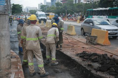 Salvador, Bahia, Brezilya - 28 Ocak 2022: Salvador 'daki Itaigara Mahallesi' ndeki BRT sistem uygulamasının görüntüsü.