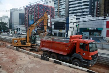 Salvador, Bahia, Brezilya - 28 Ocak 2022: Salvador 'daki Itaigara Mahallesi' ndeki BRT sistem uygulamasının görüntüsü.