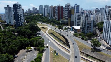 Salvador, Bahia, Brezilya - 28 Ocak 2022: Salvador 'daki Itaigara Mahallesi' ndeki BRT sistem uygulamasının görüntüsü 