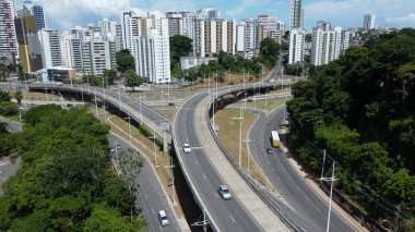 Salvador, Bahia, Brezilya - 28 Ocak 2022: Salvador 'daki Itaigara Mahallesi' ndeki BRT sistem uygulamasının görüntüsü 