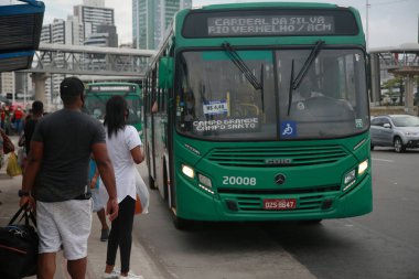 Salvador, Bahia, Brezilya - 3 Şubat 2022: Salvador 'daki Avenida Antonio Carlos Magalhaes durağında halk otobüsü bekliyor.