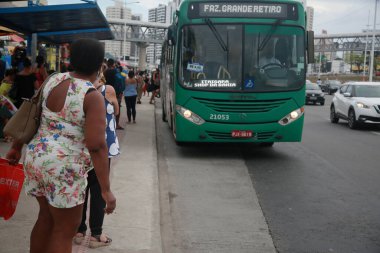 Salvador, Bahia, Brezilya - 3 Şubat 2022: Salvador 'daki Avenida Antonio Carlos Magalhaes durağında halk otobüsü bekliyor.