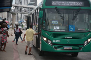 Salvador, Bahia, Brezilya - 3 Şubat 2022: Salvador 'daki Avenida Antonio Carlos Magalhaes durağında halk otobüsü bekliyor.