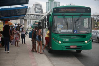 Salvador, Bahia, Brezilya - 3 Şubat 2022: Salvador 'daki Avenida Antonio Carlos Magalhaes durağında halk otobüsü bekliyor.
